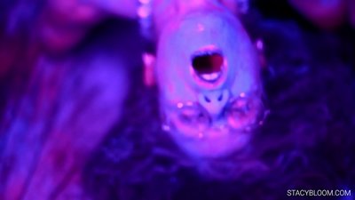 Beebi masturbeerib kaamera ees ja toob end orgasmi.